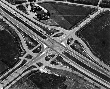847258 Luchtfoto van het verkeersplein op de kruising van de S04 (Bunschoterstraat, de secundaire provinciale weg ...